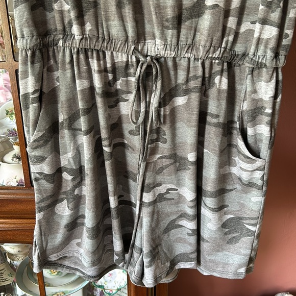 Camo jumper with 2 side pockets, key hole on back, rolled sleeves. NWOT. SS - Picture 3 of 8